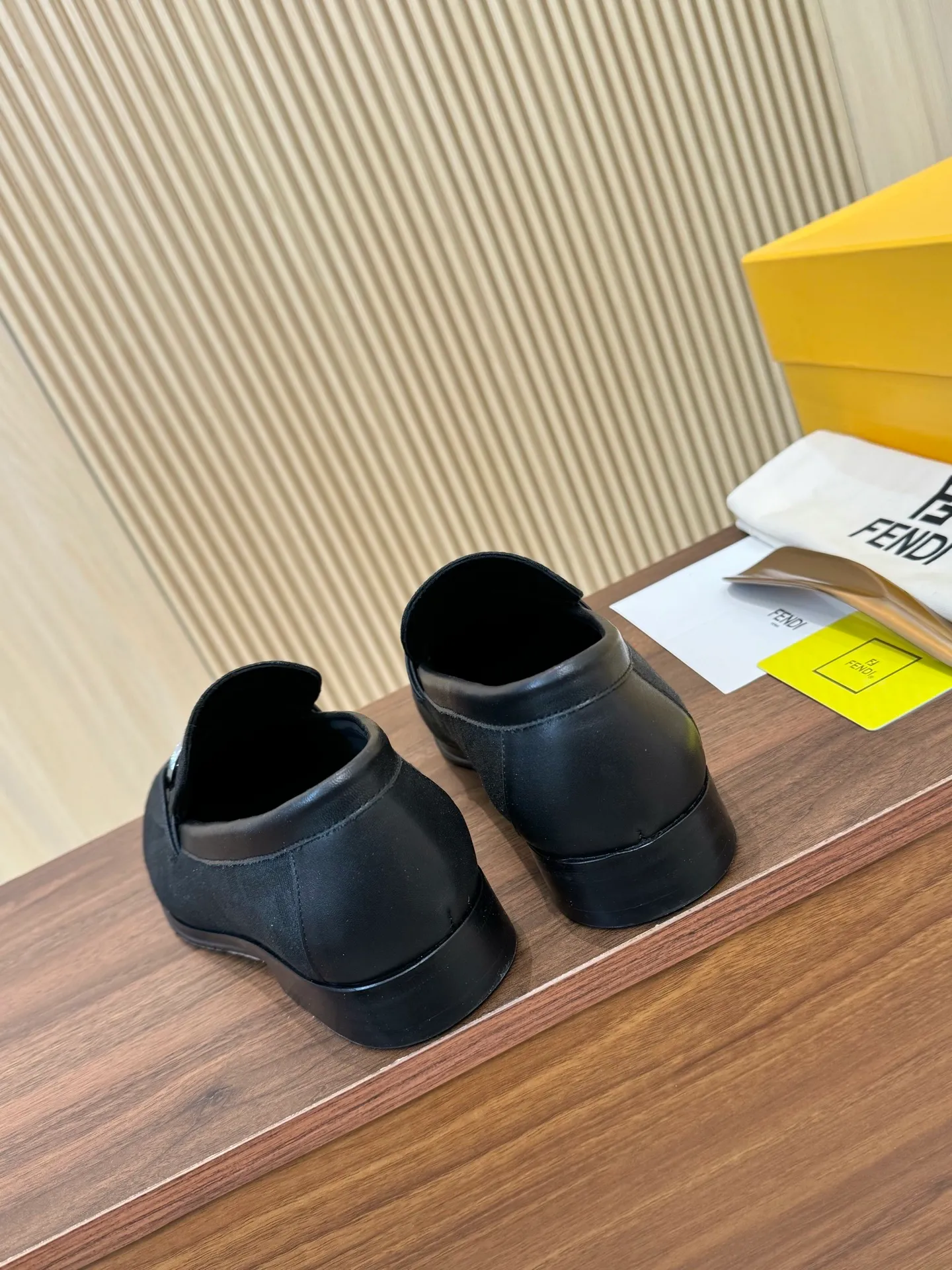 [FENDI] Top P: 980💰 ▪️Size: Men's 39-44. (Customized at 38.45.46) Fendi men's business casual leather shoes Imported brand cloth/calfskin/open edge beads/brand logo printing -Inside: Comfortable cowhide lining -Outsole: Genuine leather outsole with rubber backing embedded in the heel, perfect injection molding -Ultra-high quality control·Fine workmanship: highlighted (high-end·luxury·grade)